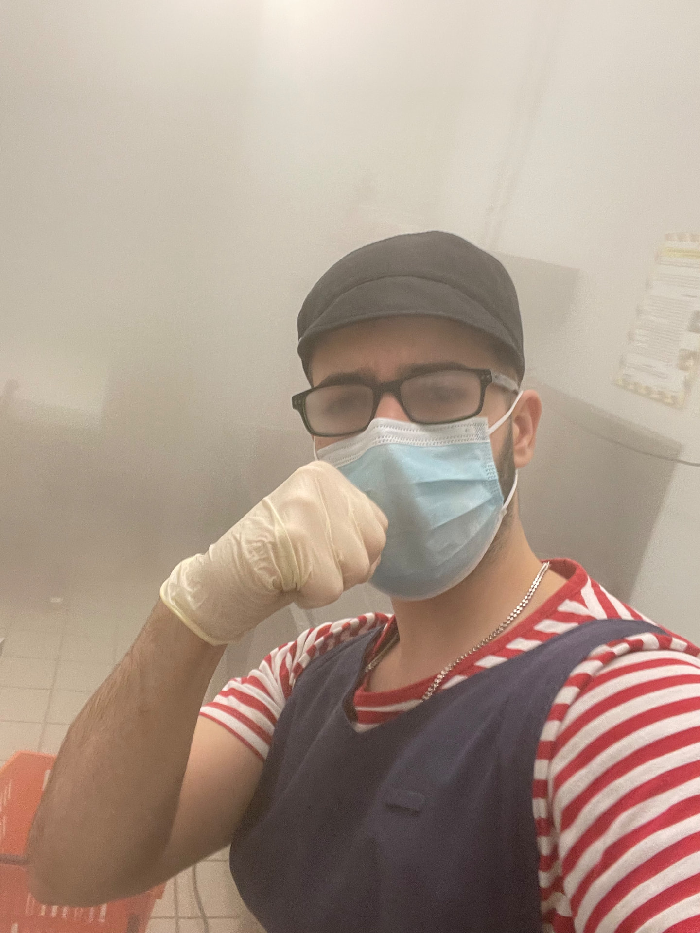 Antes do trading: de farda de trabalho, dentro de um frigorífico do supermercado